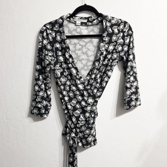 Diane Von Furstenburg Animal Print Leopard Wrap Jersey Top 2 Black Gray - Picture 1 of 6